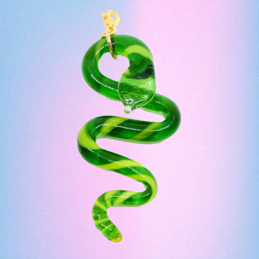 Charm serpiente verde